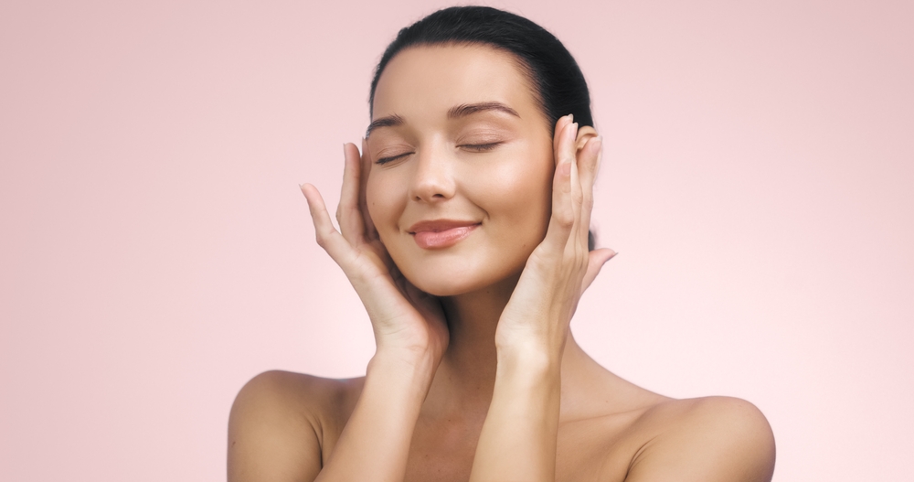 Elegant,Portrait,Of,A,Young,Woman,With,Smooth,,Glowing,Skin Les résultats du PRP visage sur une peau magnifique