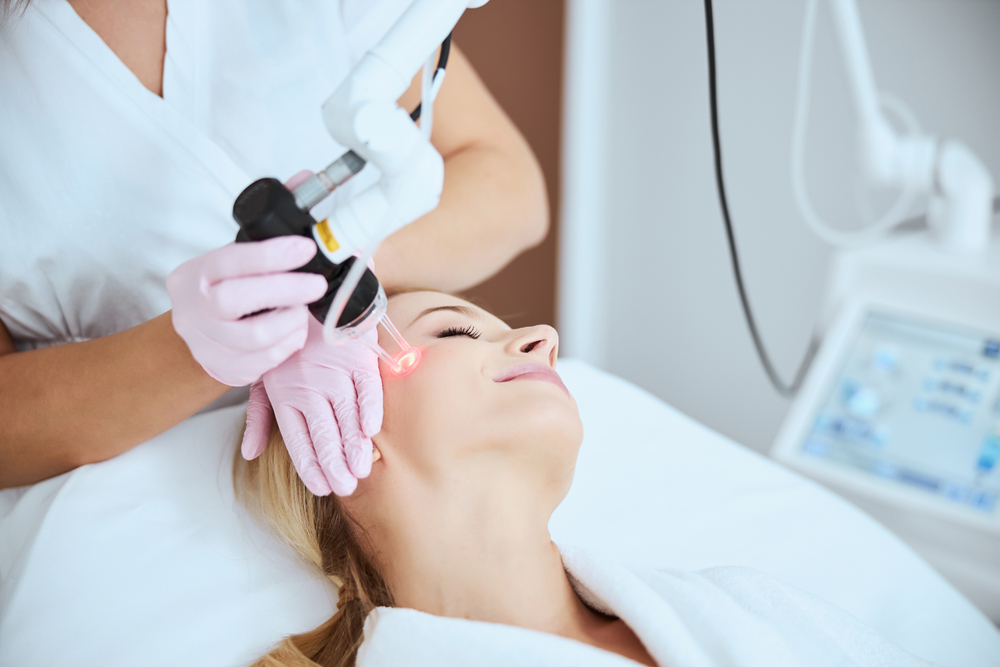 Relaxed,Serene,Blonde,Caucasian,Female,Patient,Getting,A,Skin,Laser Traitement en cours avec laser non fractionnel Hollywood Spectra